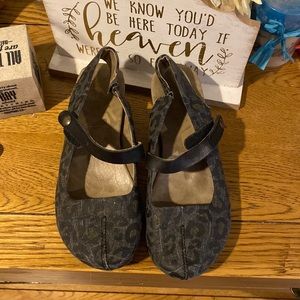 Leopard print super comfortable clogs